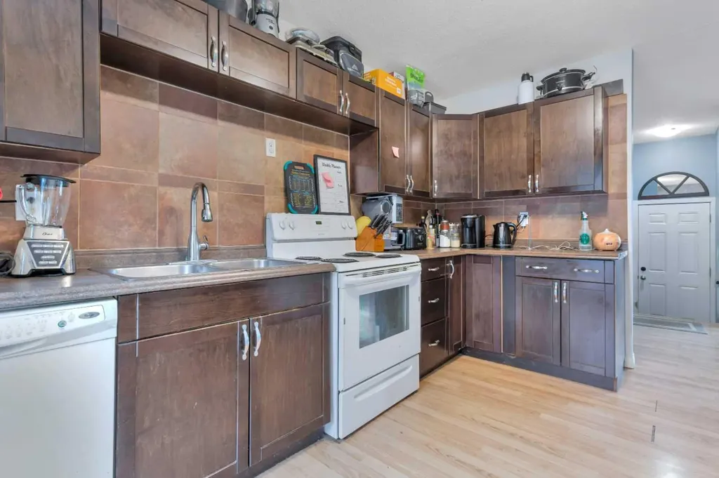 32 Otterbury Avenue Red Deer AB T4N 5A1