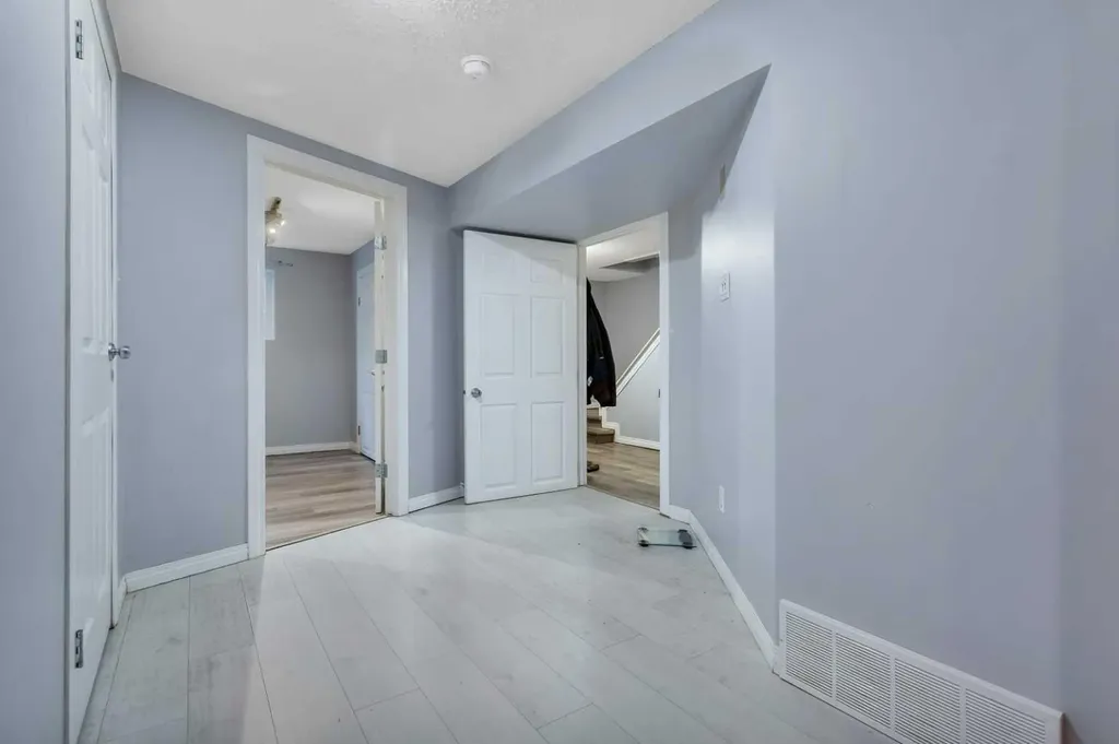 32 Otterbury Avenue Red Deer AB T4N 5A1