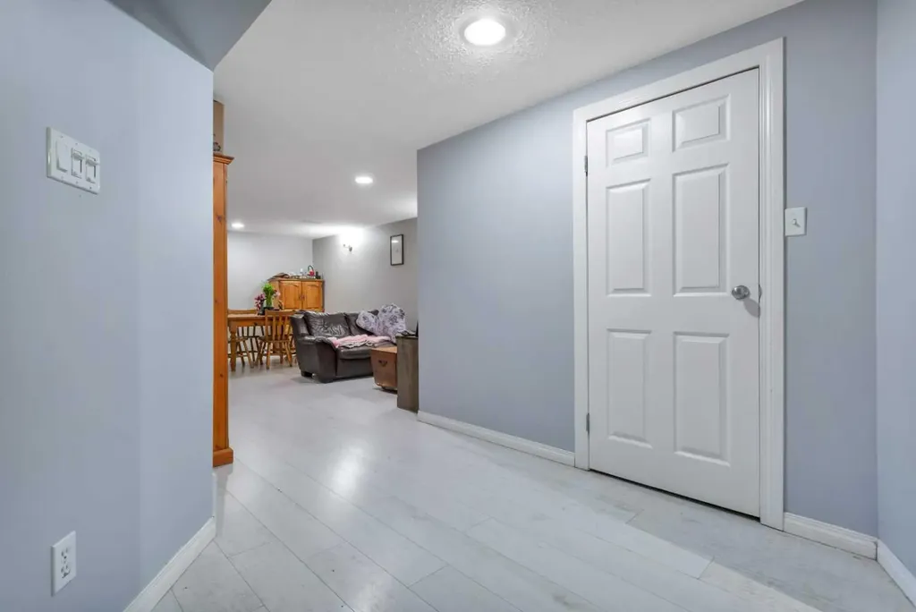 32 Otterbury Avenue Red Deer AB T4N 5A1