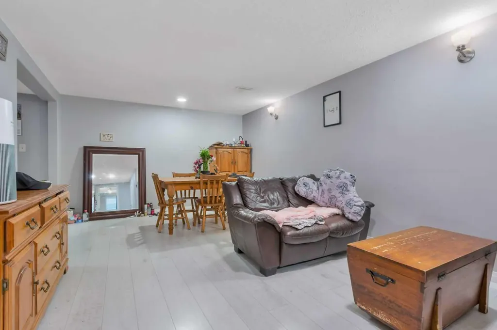32 Otterbury Avenue Red Deer AB T4N 5A1