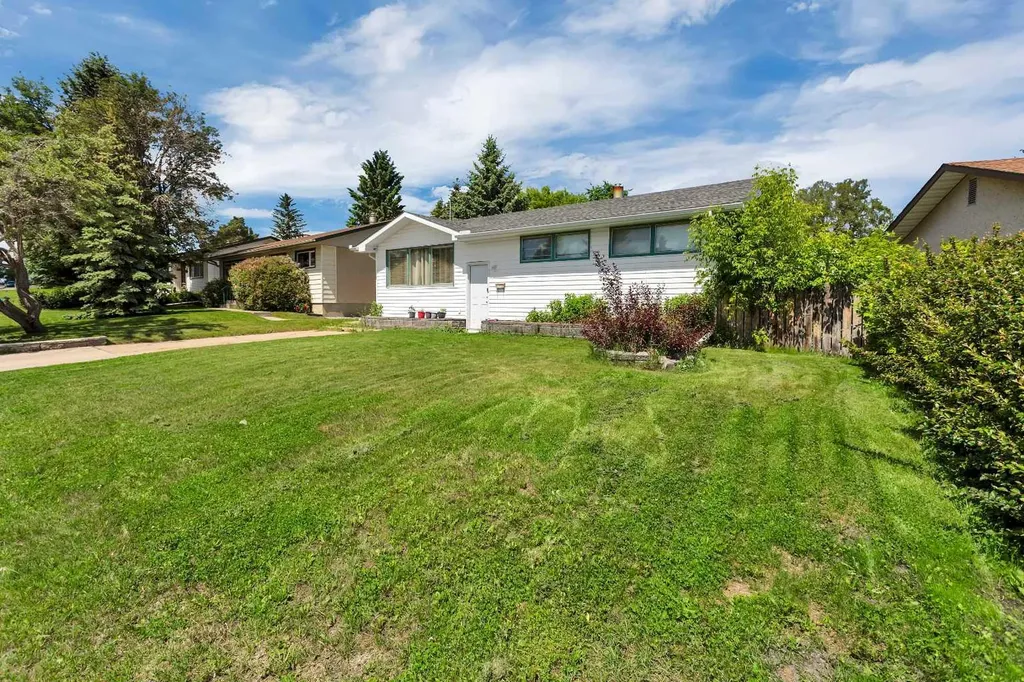 32 Otterbury Avenue Red Deer AB T4N 5A1