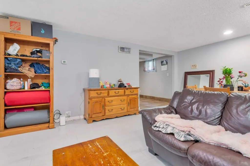 32 Otterbury Avenue Red Deer AB T4N 5A1