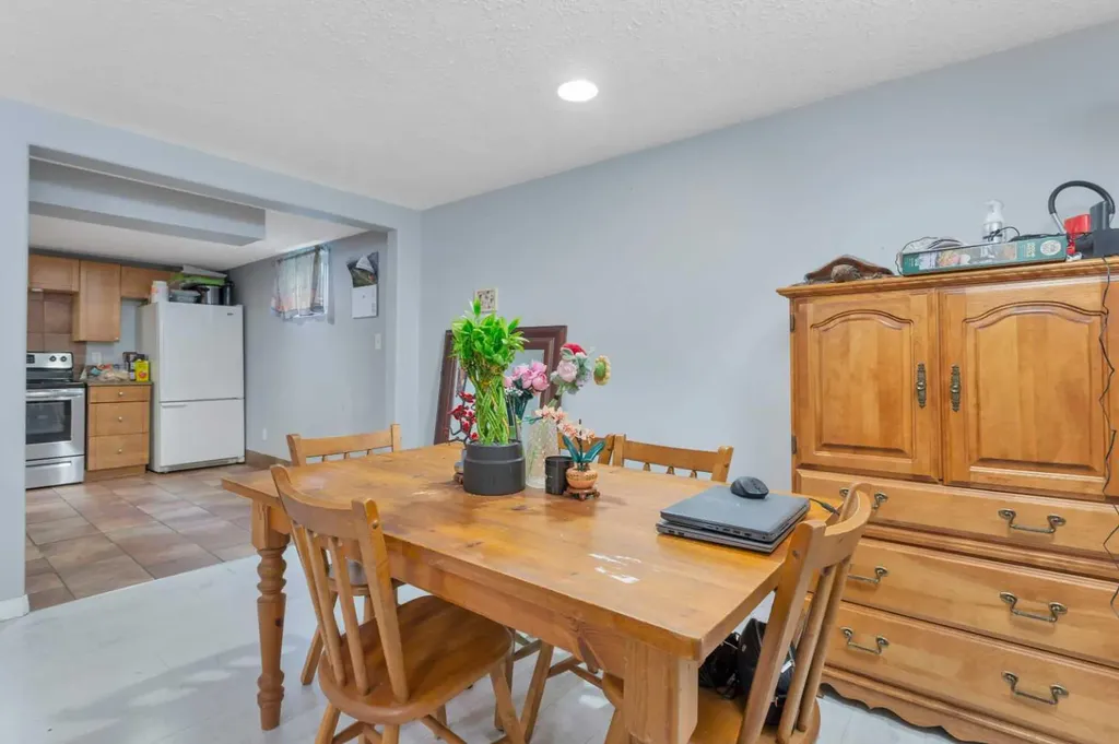 32 Otterbury Avenue Red Deer AB T4N 5A1