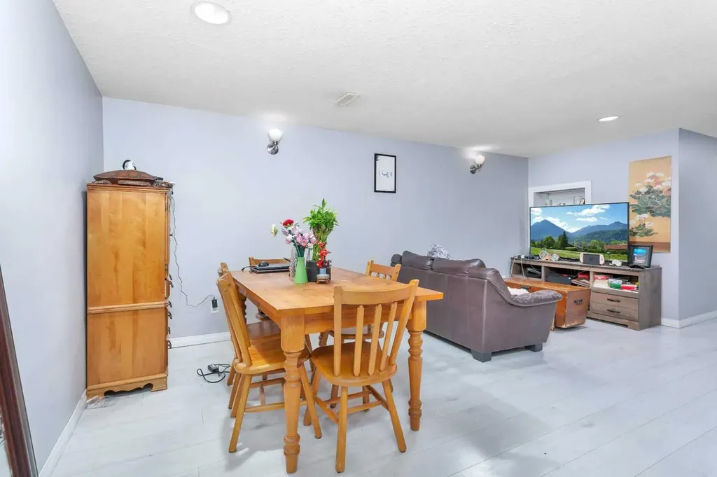 32 Otterbury Avenue Red Deer AB T4N 5A1
