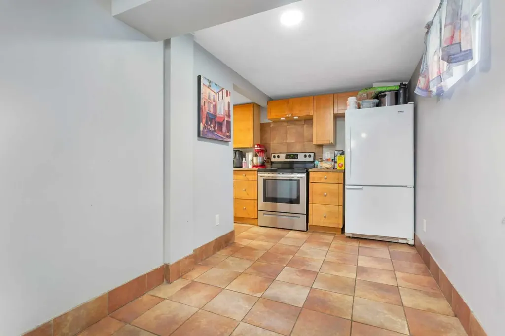 32 Otterbury Avenue Red Deer AB T4N 5A1