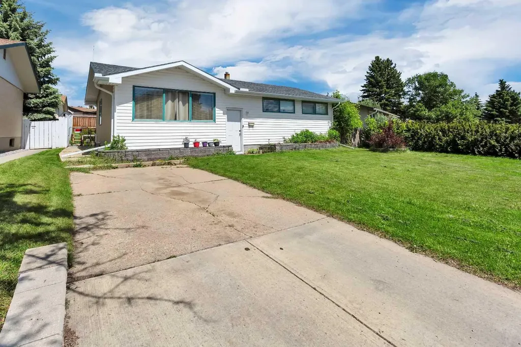 32 Otterbury Avenue Red Deer AB T4N 5A1