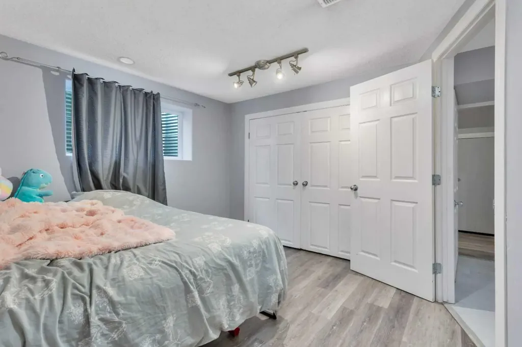 32 Otterbury Avenue Red Deer AB T4N 5A1