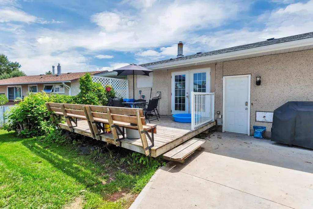 32 Otterbury Avenue Red Deer AB T4N 5A1
