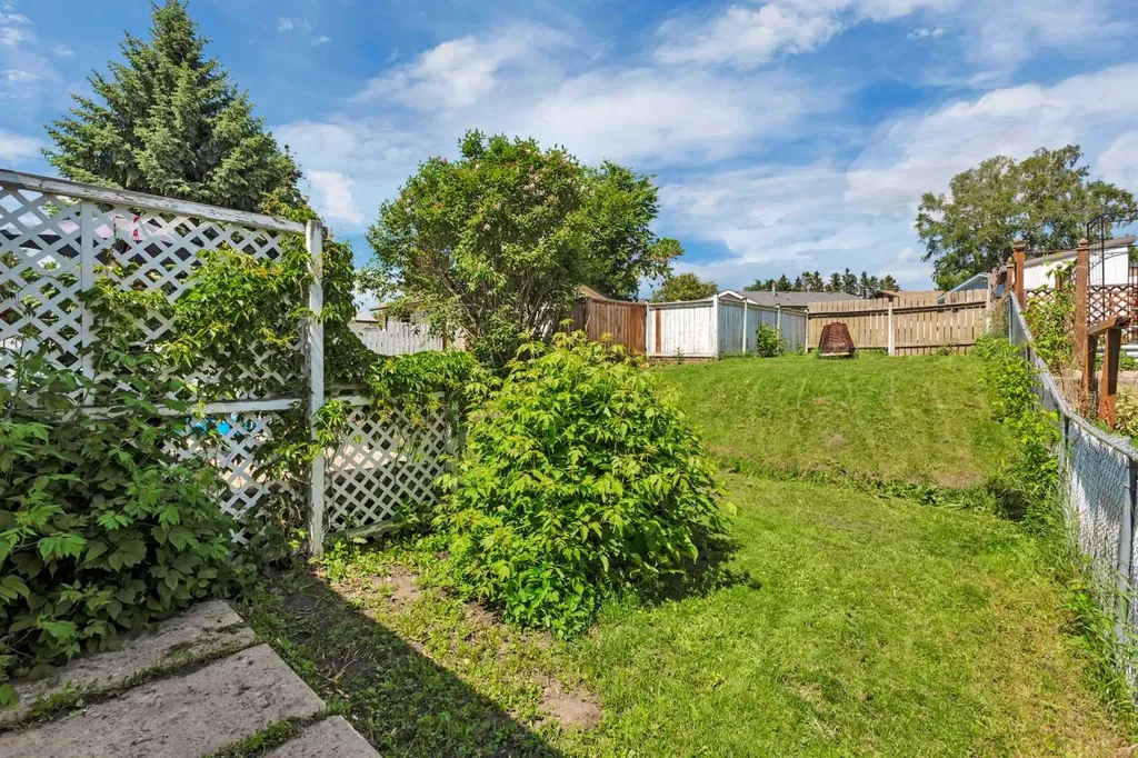 32 Otterbury Avenue Red Deer AB T4N 5A1
