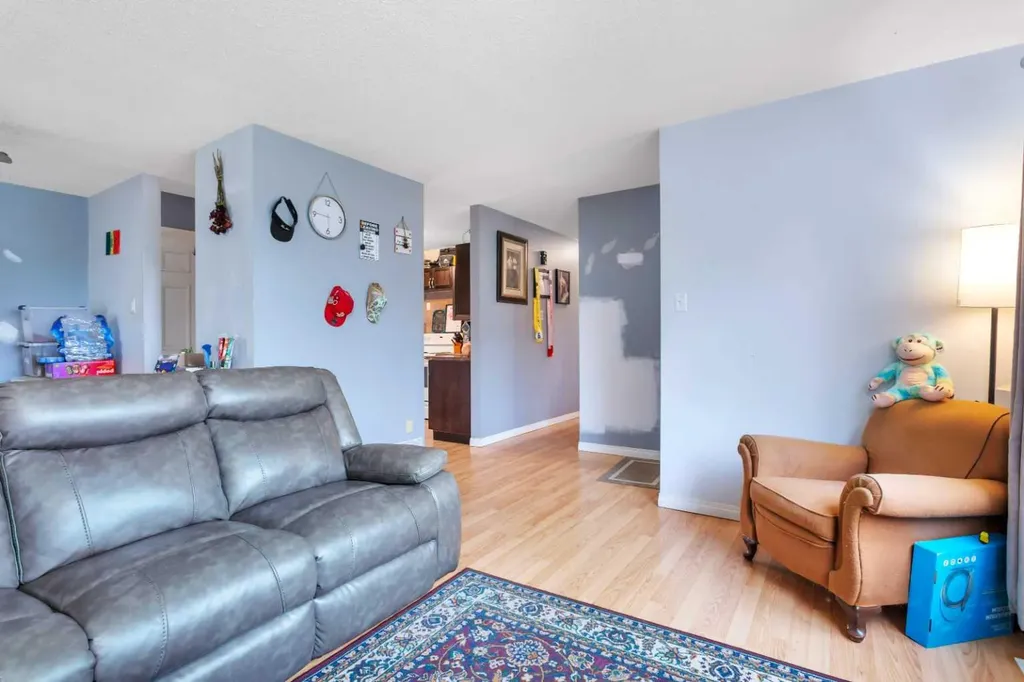32 Otterbury Avenue Red Deer AB T4N 5A1