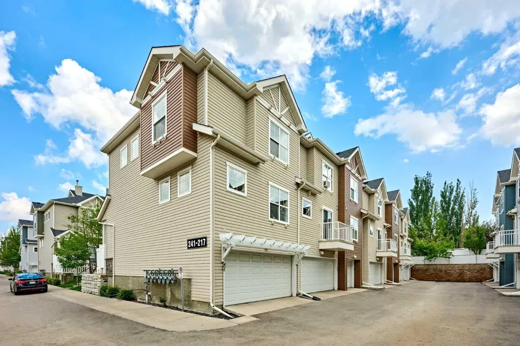 225 Elgin Gardens SE Calgary AB T2Z4T6