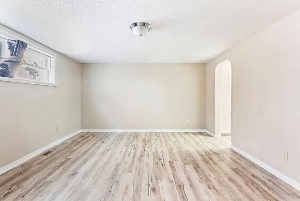 421 24 Street S Lethbridge AB T1J 3N4