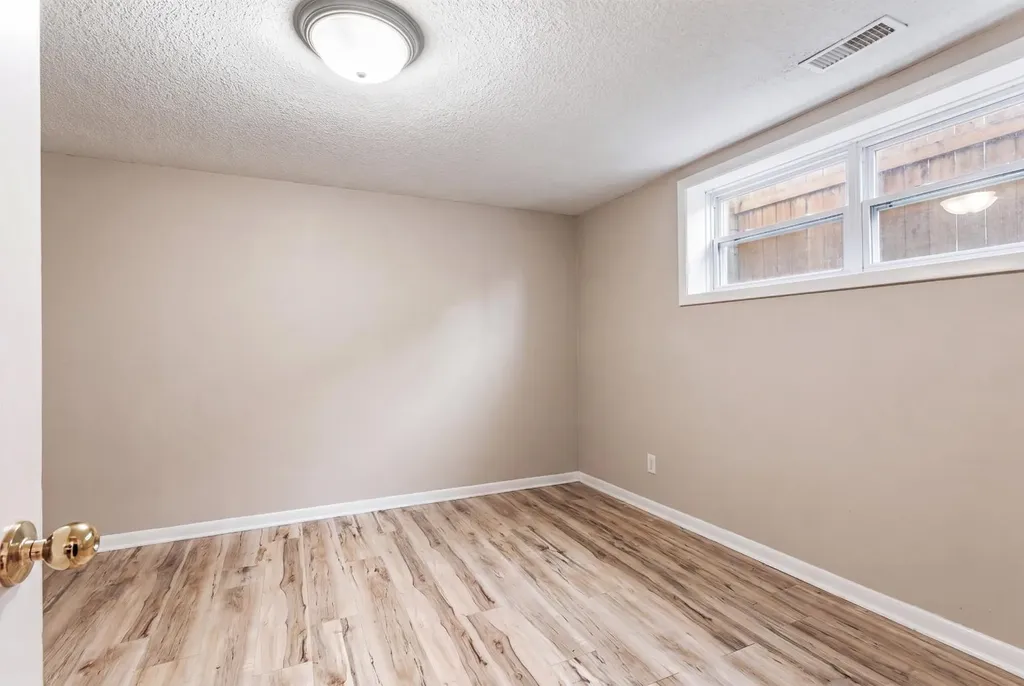 421 24 Street S Lethbridge AB T1J 3N4