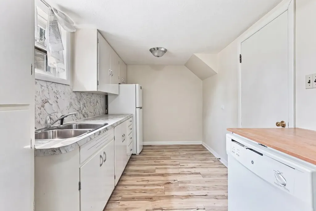 421 24 Street S Lethbridge AB T1J 3N4