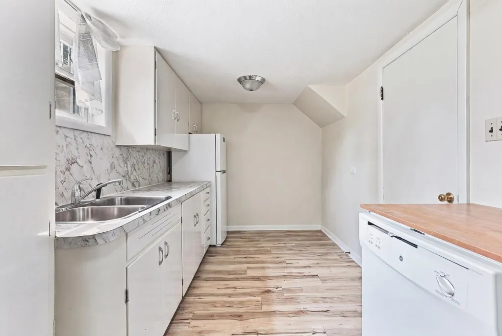 421 24 Street S Lethbridge AB T1J 3N4