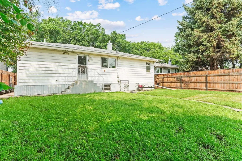 421 24 Street S Lethbridge AB T1J 3N4