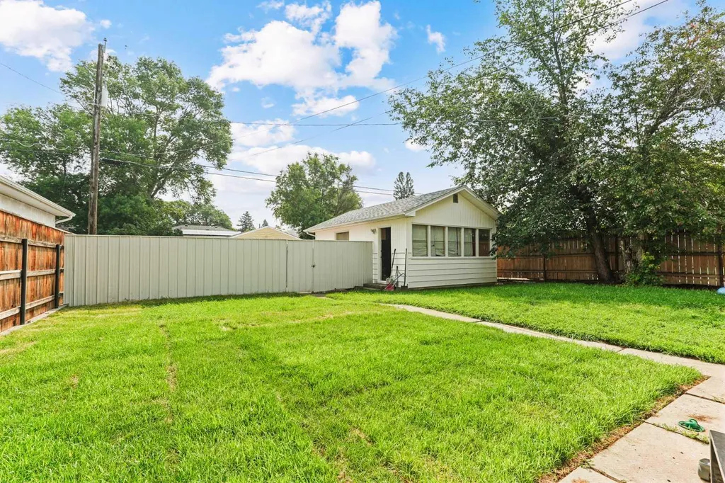 421 24 Street S Lethbridge AB T1J 3N4