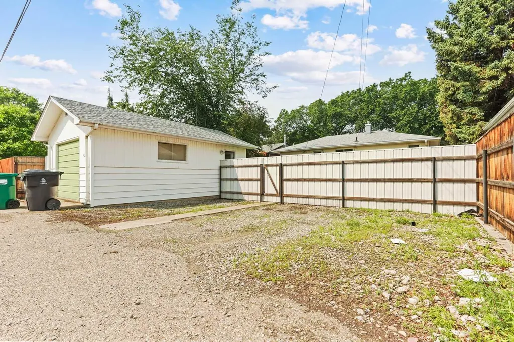 421 24 Street S Lethbridge AB T1J 3N4