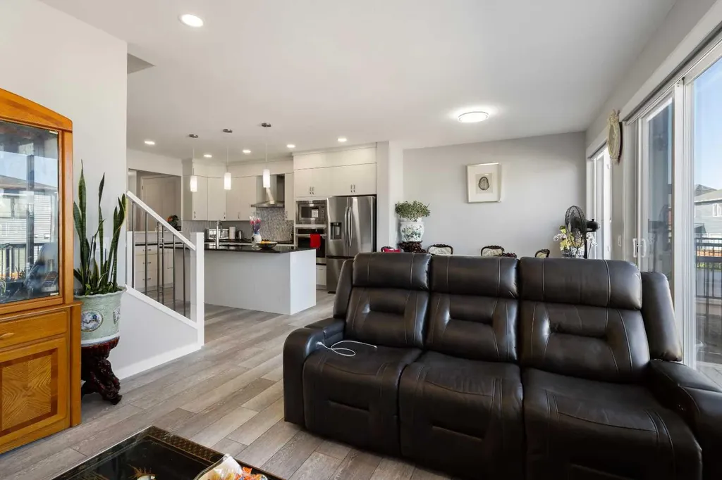 35 Lucas Passage NW Calgary AB T3P 2E3