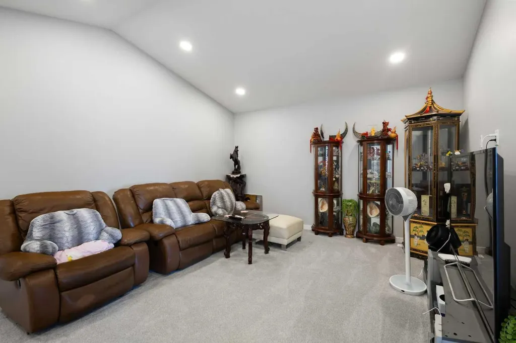 35 Lucas Passage NW Calgary AB T3P 2E3