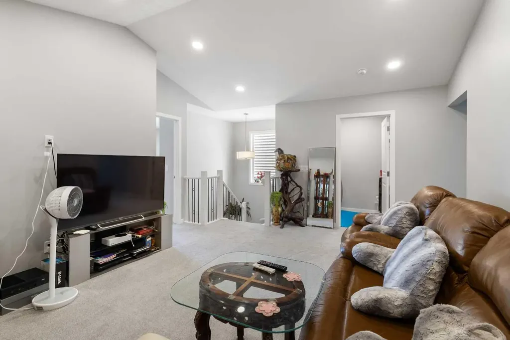 35 Lucas Passage NW Calgary AB T3P 2E3