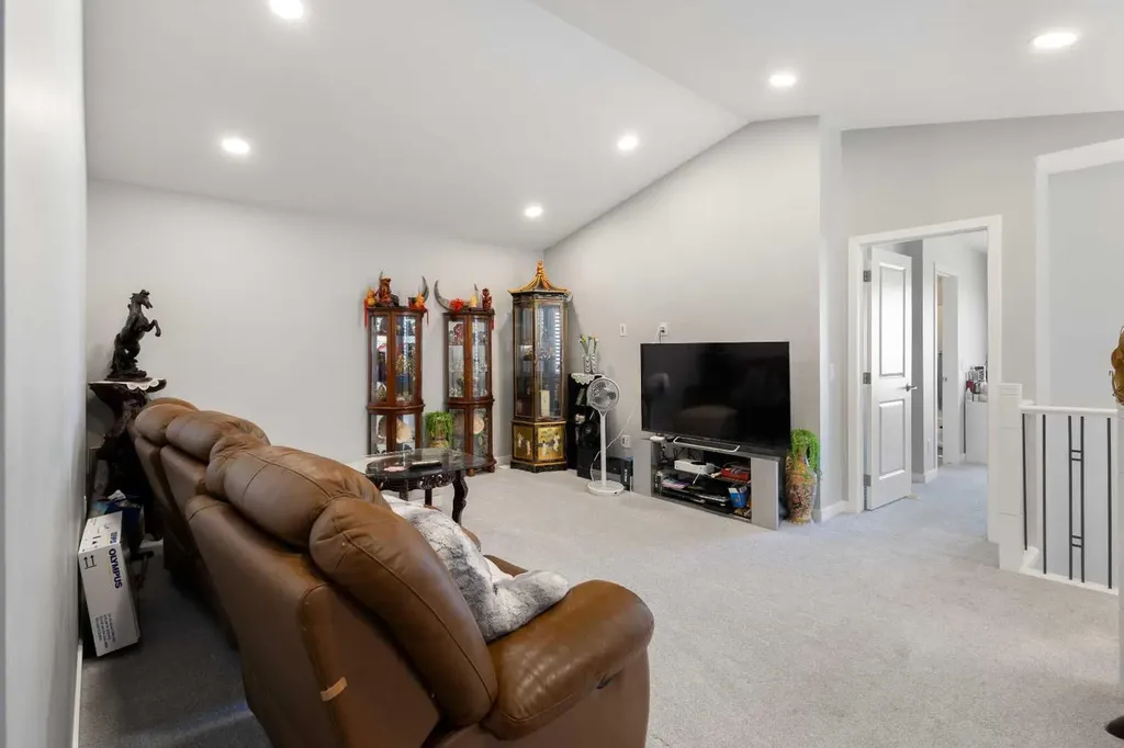 35 Lucas Passage NW Calgary AB T3P 2E3