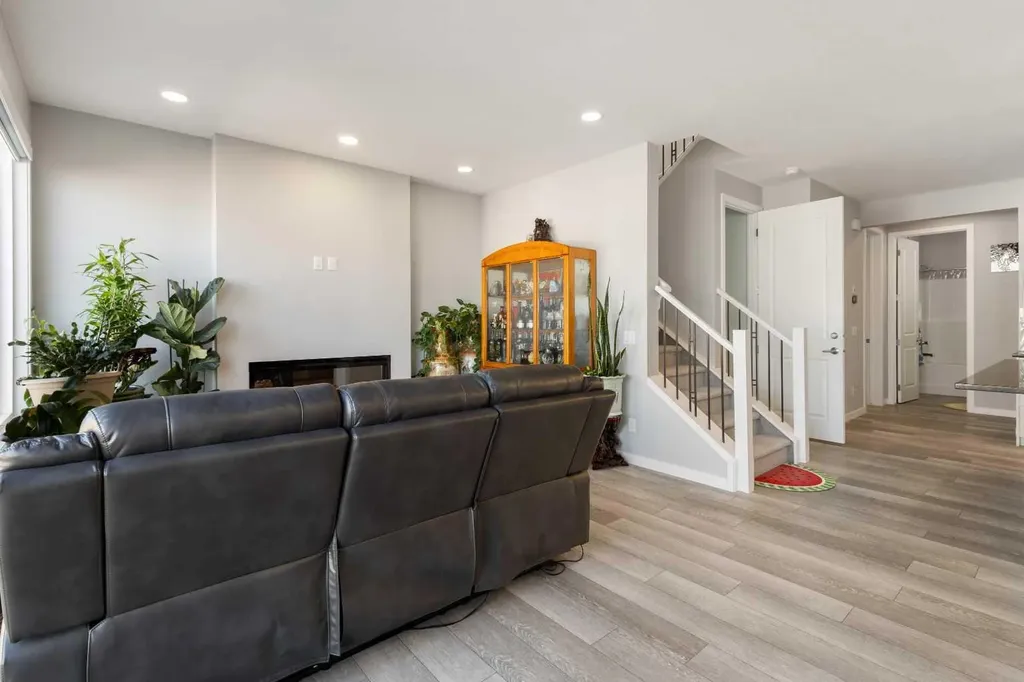 35 Lucas Passage NW Calgary AB T3P 2E3