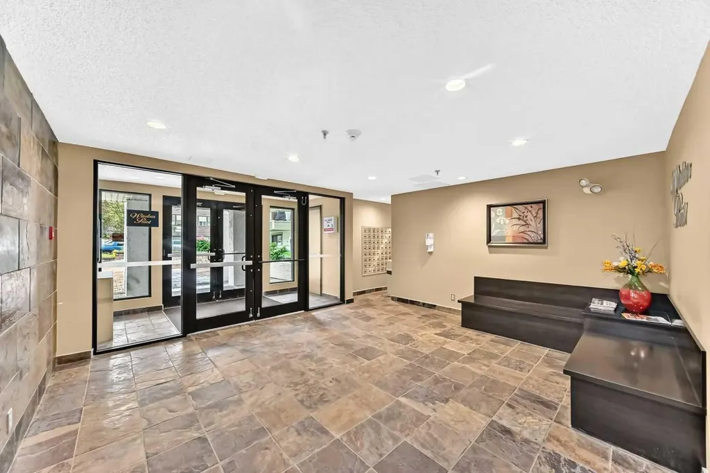 723 57 Avenue SW Calgary AB T2V 4Z3