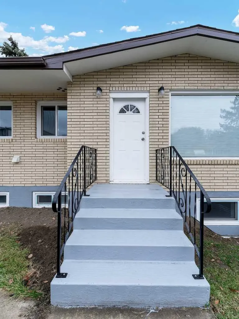 189 2 Street NE Medicine Hat AB T1A5K8