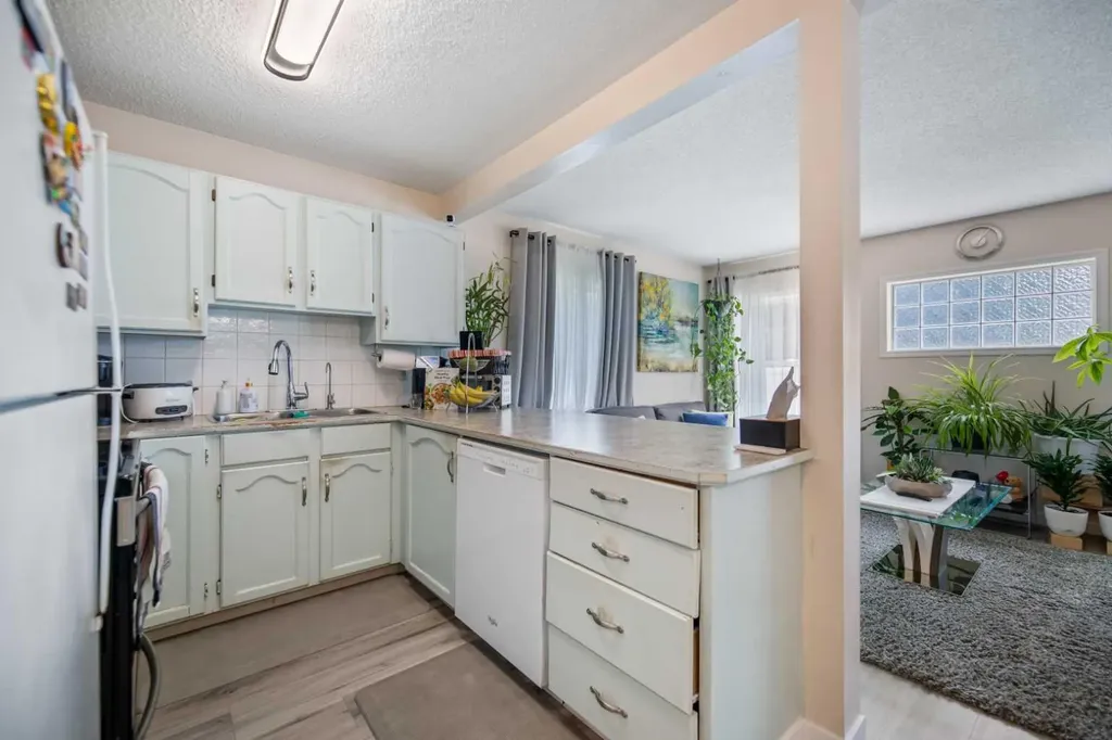4 Millview Green SW Calgary AB T2Y 3W1