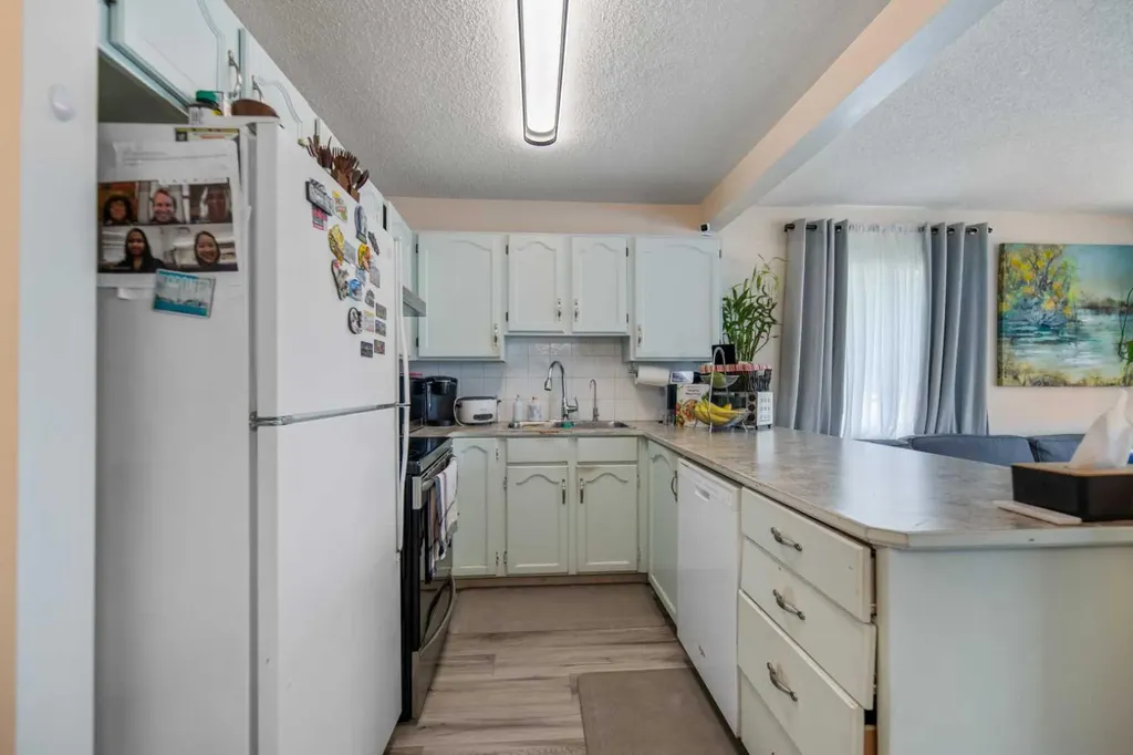4 Millview Green SW Calgary AB T2Y 3W1