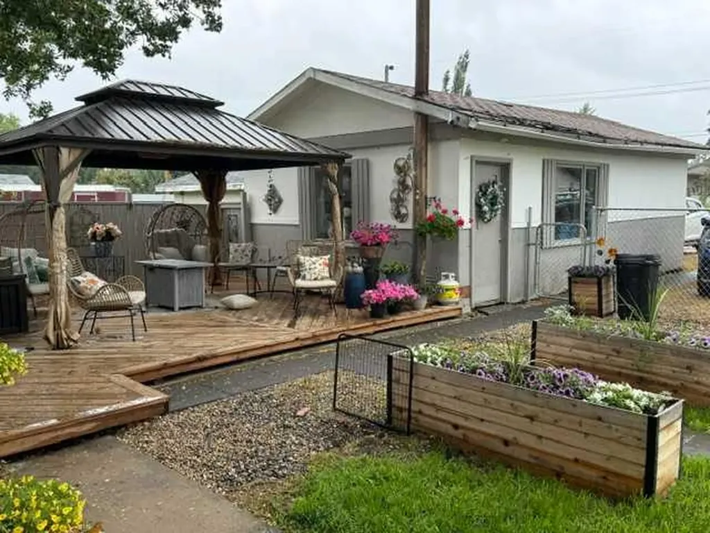 148 4 Street Drumheller AB T0J 0Y0