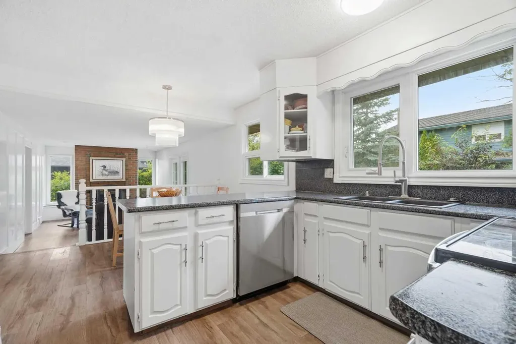 527 Deer Side Place SE Calgary AB T2J 6A1