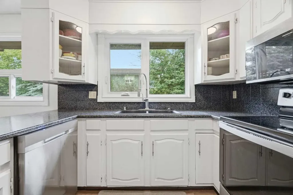 527 Deer Side Place SE Calgary AB T2J 6A1