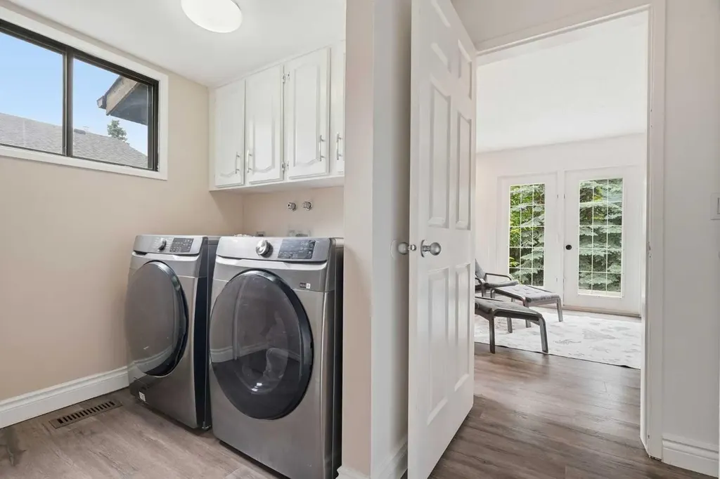 527 Deer Side Place SE Calgary AB T2J 6A1