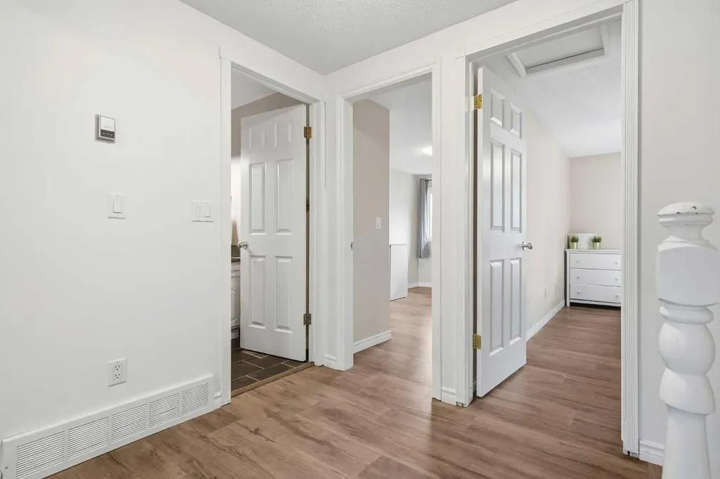 527 Deer Side Place SE Calgary AB T2J 6A1