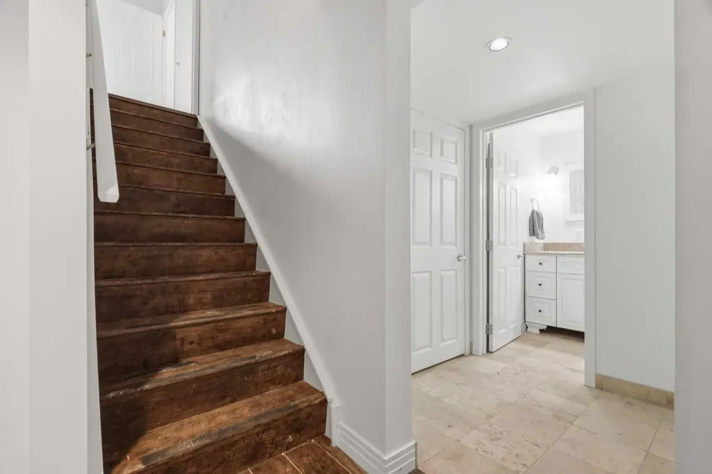 527 Deer Side Place SE Calgary AB T2J 6A1
