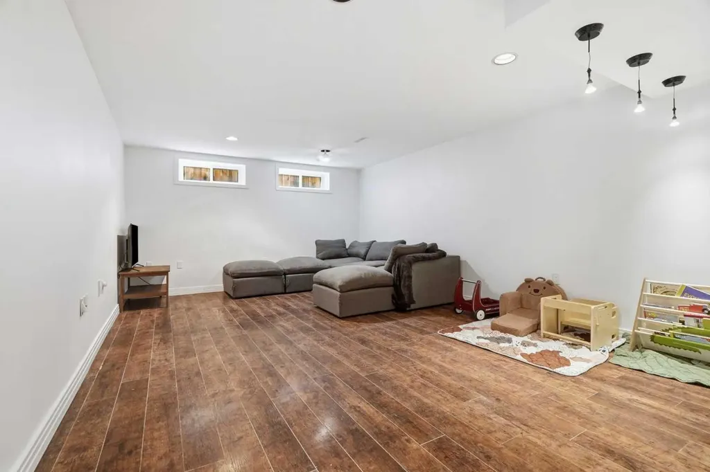 527 Deer Side Place SE Calgary AB T2J 6A1