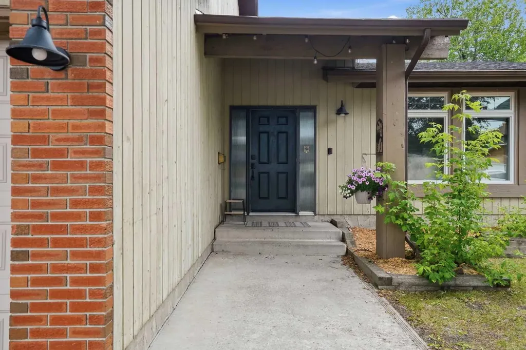 527 Deer Side Place SE Calgary AB T2J 6A1