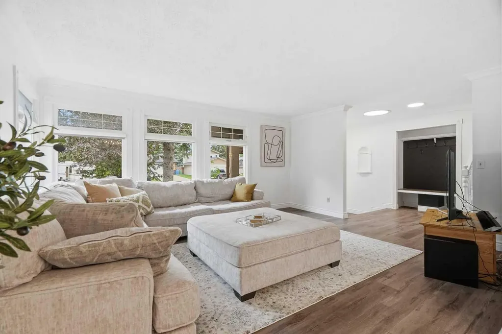 527 Deer Side Place SE Calgary AB T2J 6A1