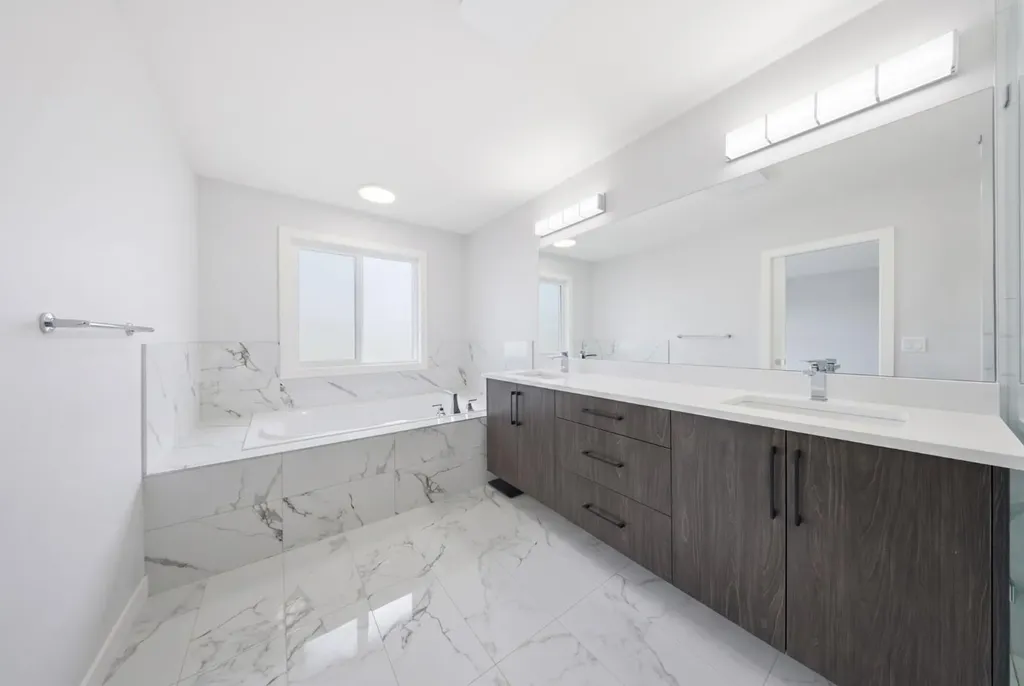 82 Waterford Crescent Chestermere AB T1X 2V1