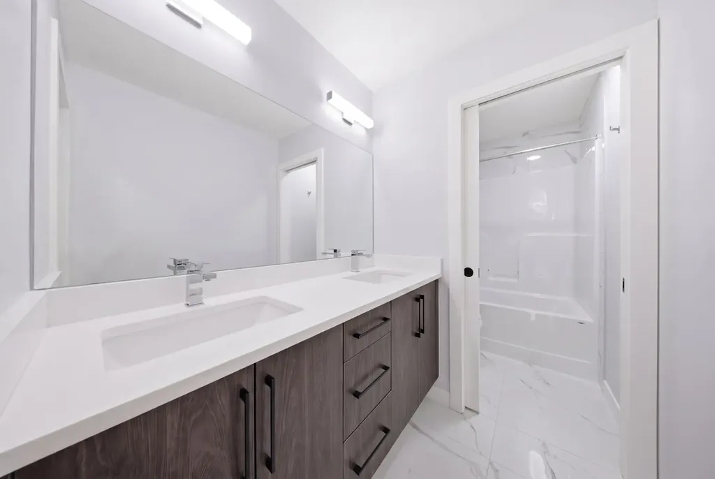 82 Waterford Crescent Chestermere AB T1X 2V1