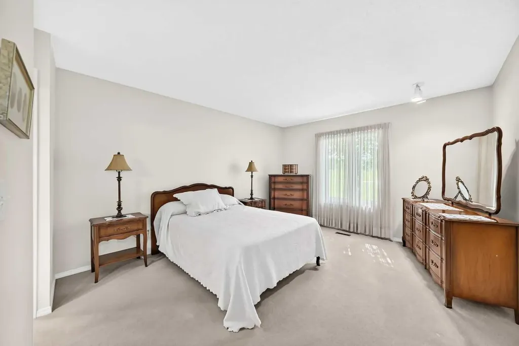 23 Ceduna Park SW Calgary AB T2W 6H4