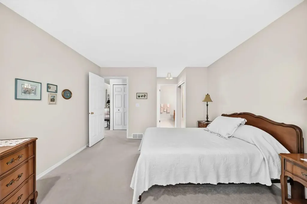 23 Ceduna Park SW Calgary AB T2W 6H4