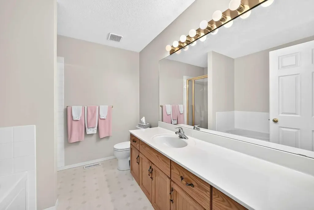 23 Ceduna Park SW Calgary AB T2W 6H4