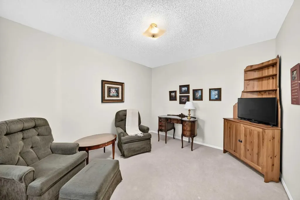 23 Ceduna Park SW Calgary AB T2W 6H4