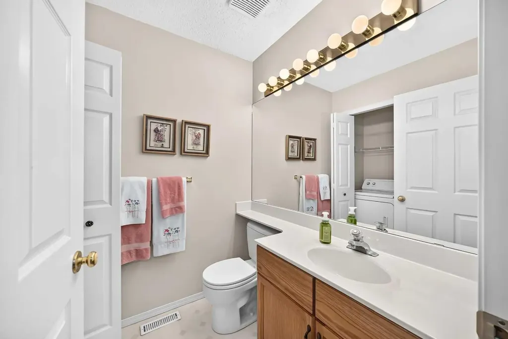 23 Ceduna Park SW Calgary AB T2W 6H4