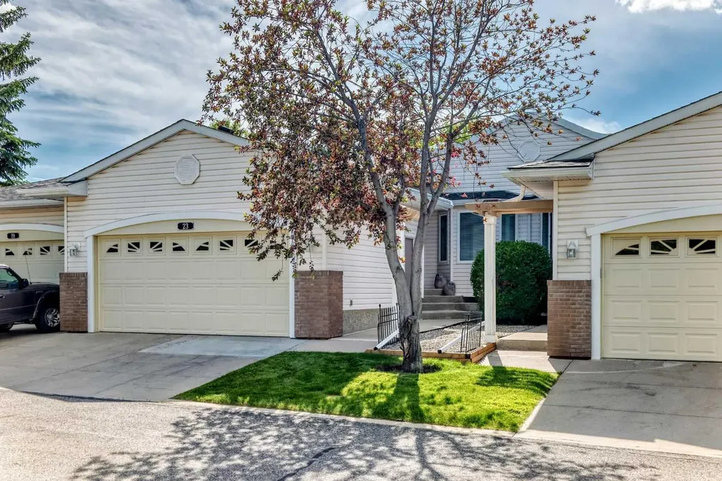 23 Ceduna Park SW Calgary AB T2W 6H4
