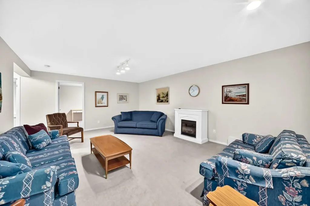 23 Ceduna Park SW Calgary AB T2W 6H4