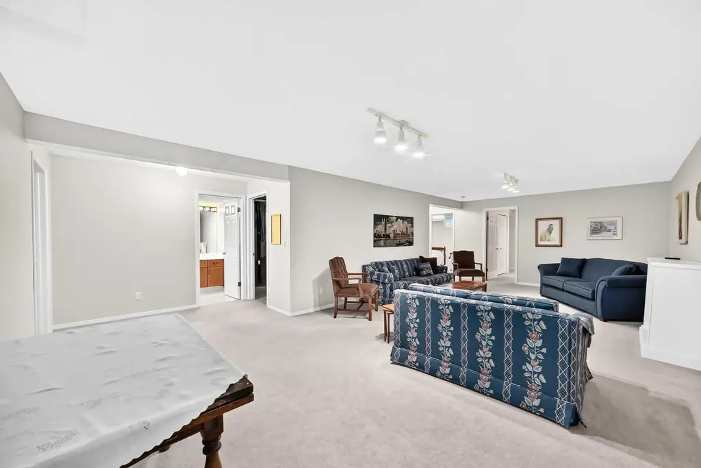 23 Ceduna Park SW Calgary AB T2W 6H4